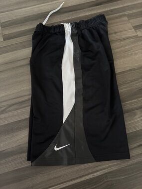 Nike basketball shorts - excellent condition